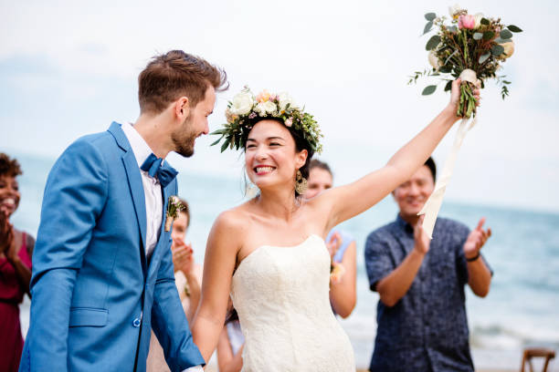 novia lanzando el ramo de flores a los huéspedes - boda playa fotografías e imágenes de stock
