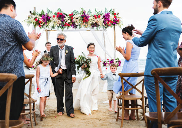 senior pareja casarse en la playa - wedding reception wedding bride bridesmaid fotografías e imágenes de stock