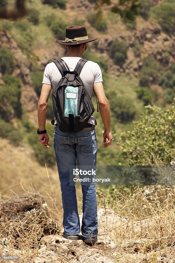 Nuori kaveri matkustaa luonnossa repun kanssa - Rojaltivapaa avainsanalla Aikuinen ja tyyppiä Kuvapankin valokuva
