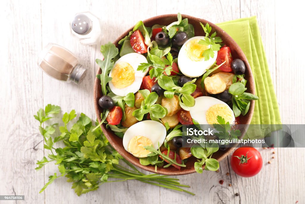 salaattia, kananmunaa, tomaattia, perunaa ja oliivia - Rojaltivapaa avainsanalla Alkuruoka ja tyyppiä Kuvapankin valokuva