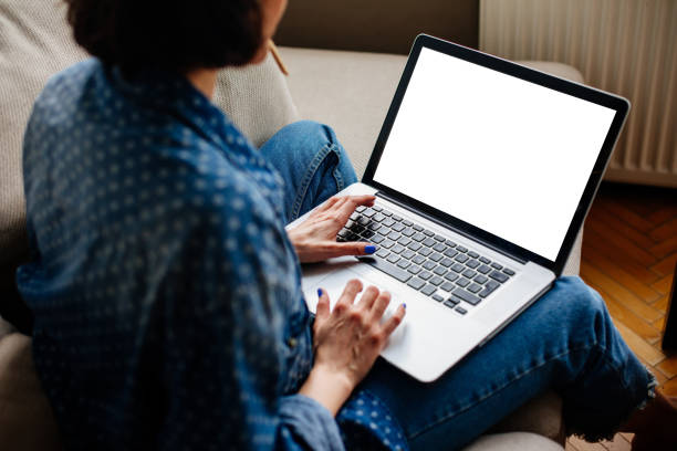 imagen recortada de mujer usando la laptop con pantalla en blanco - dispositivo de pantalla fotografías e imágenes de stock