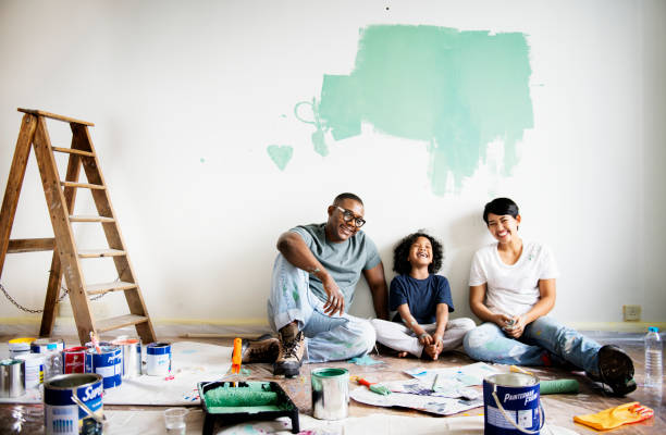 zwarte gezin schilderij huis muur - beroep schilder vrouw stockfoto's en -beelden