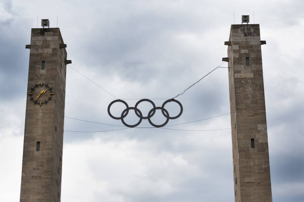 ドイツ ・ ベルリンのオリンピック スタジアムの上にぶら下がって五輪シンボル - roof sport competitive sport the olympic games ストックフォトと画像