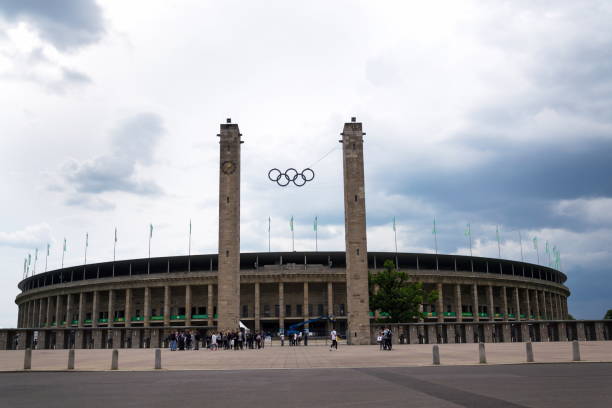 ドイツ ・ ベルリンのオリンピック スタジアムの上にぶら下がって五輪シンボル - roof sport competitive sport the olympic games ストックフォトと画像