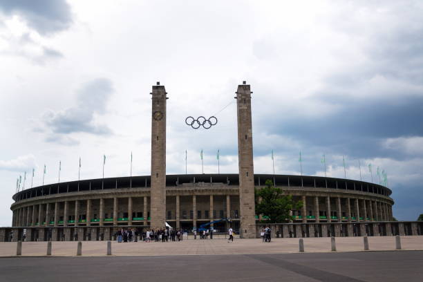 símbolo de anéis olímpicos que paira sobre o estádio olímpico de berlim, alemanha - roof sport competitive sport the olympic games - fotografias e filmes do acervo