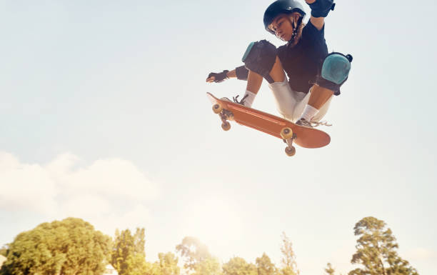 ser diferente, ser ousado - skateboarding skateboard teenager extreme sports - fotografias e filmes do acervo