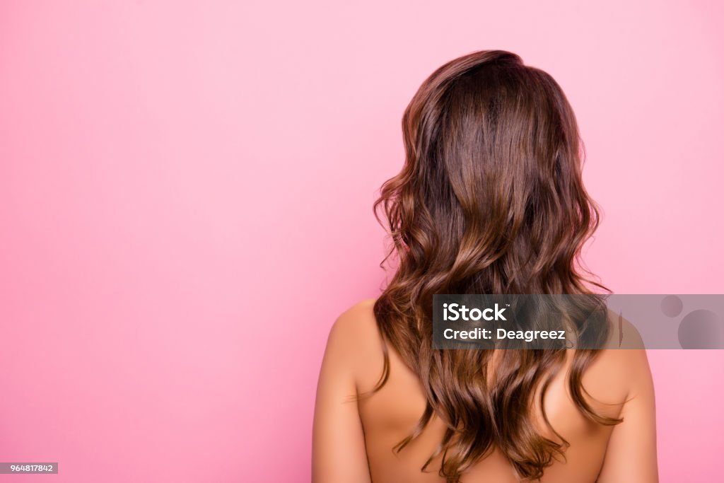 Portrait mit Textfreiraum, Rückseite Blick auf jung, sexy, hübsch, attraktiv, nackt, Nackter Oberkörper Mädchen mit geschweiften, perfekt, ideal Haar, isoliert auf rosa Hintergrund - Lizenzfrei Haar Stock-Foto