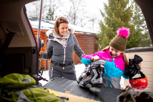 skifahren mit ihrer tochter wird vorbereitet - ski resort hut snow winter stock-fotos und bilder