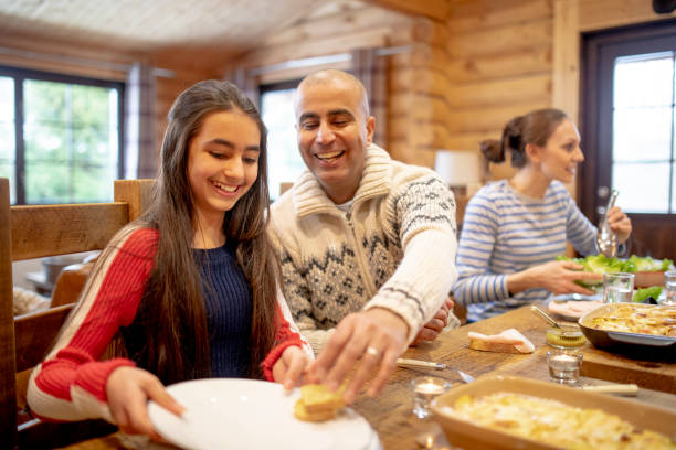 servir la cena a su hija - teenager team carefree relaxation fotografías e imágenes de stock