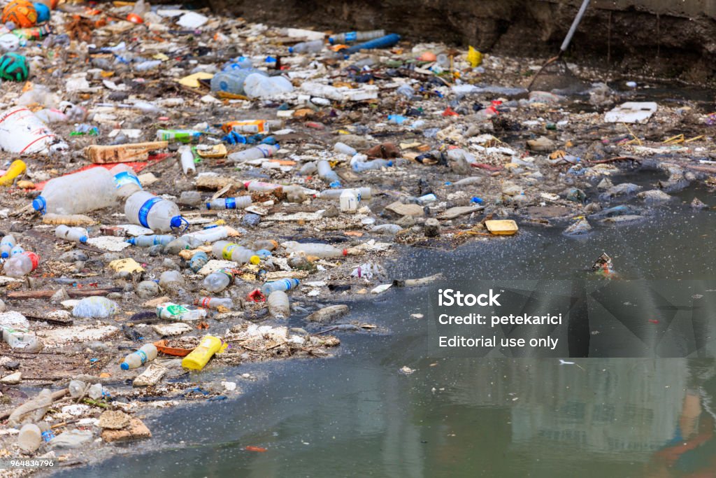 Contaminación Del Agua Contaminación De Los Mares Foto de stock y más banco  de imágenes de 2018 - iStock