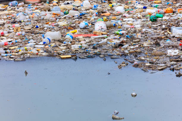 poluição da água - poluindo os mares - water pollution chemical garbage plastic - fotografias e filmes do acervo