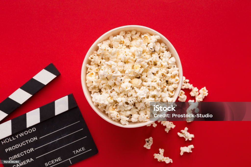 Clapperboard popcorn punaisella taustalla - Rojaltivapaa avainsanalla Analog ja tyyppiä Kuvapankin valokuva