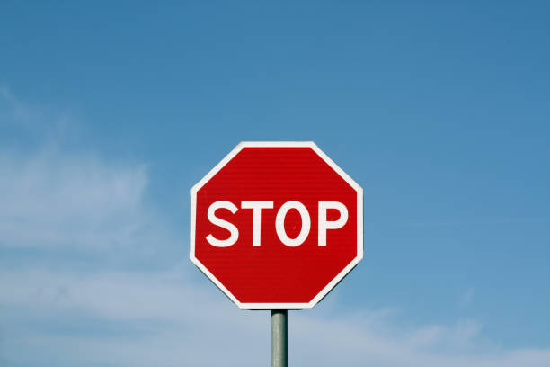 zatrzymaj znak przed pochmurnym niebem. - red stop stop sign go zdjęcia i obrazy z banku zdjęć