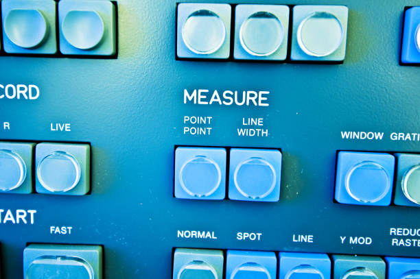 consola de alta resolución en sala de control principal - botones de medida - information symbol audio fotografías e imágenes de stock