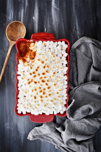 boniato cazuela - yam glazed sweet potato marshmallow fotografías e imágenes de stock