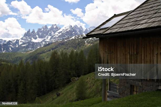 Kuvapankin valokuva otsikolla Näkymä Alppivuorimaisemaan Dolomiiteissa – Lataa kuva nyt - Alpit, Alppikiipeily, Aurinko