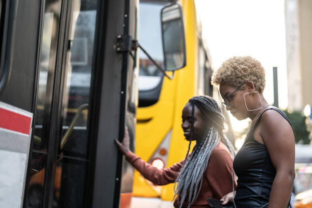 zwei geschäftsfrau, die ich in den bus, brasilien - bus station stock-fotos und bilder