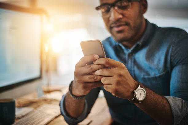 la aplicación que hizo una noche productiva - telephone dialing human hand office fotografías e imágenes de stock