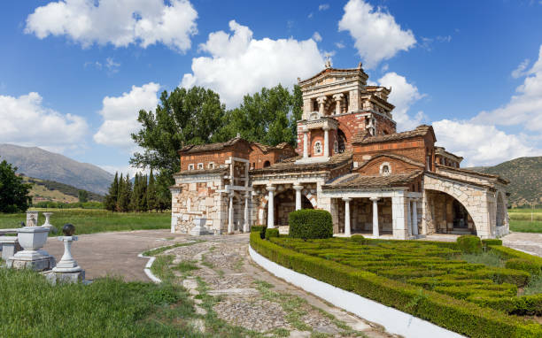 kościół agia foteini zbudowany w pobliżu stanowiska archeologicznego mantineia, arkadii, peloponezu, grecja. - tripoli zdjęcia i obrazy z banku zdjęć