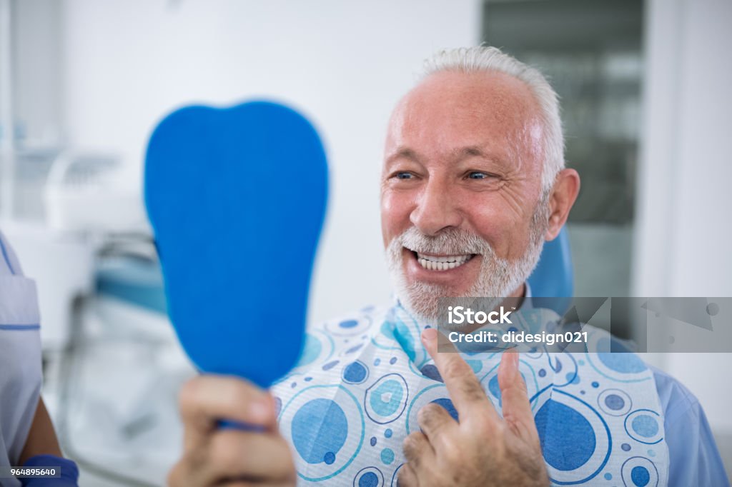 Lächelnd und zufrieden Patienten nach der Behandlung - Lizenzfrei Zahnarzt Stock-Foto