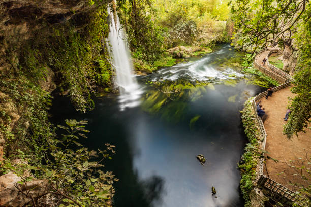 cascada desde arriba - waterfall antalya turkey forest fotografías e imágenes de stock