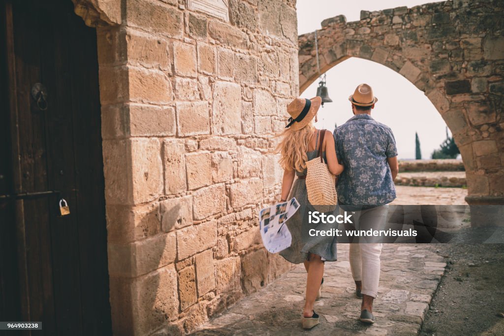 Junge Touristen paar tun Sightseeing am Stonebuilt-Denkmal in Europa - Lizenzfrei Paar - Partnerschaft Stock-Foto