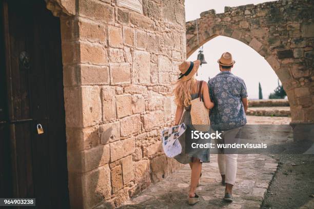 Junge Touristen Paar Tun Sightseeing Am Stonebuiltdenkmal In Europa Stockfoto und mehr Bilder von Paar - Partnerschaft