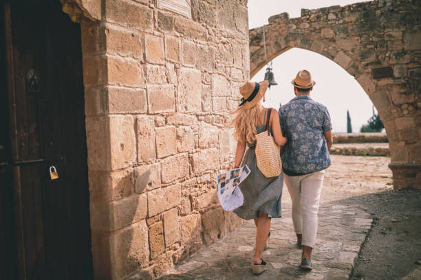 年輕的遊客夫婦在歐洲 stonebuilt 紀念碑觀光 - lazio 個照片及圖片檔