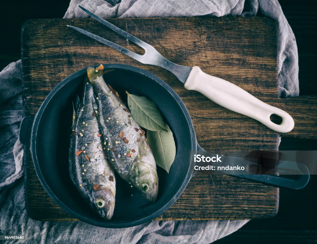 帶香料的鱗片去皮魚 - 免版稅健康飲食圖庫照片
