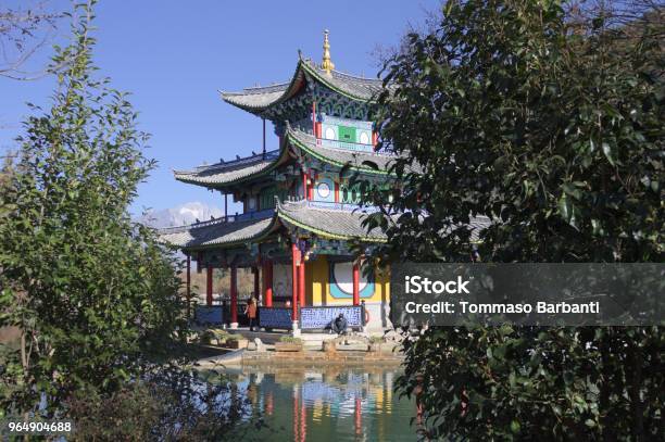 Kuvapankin valokuva otsikolla Kiinalainen Temppeli Vedessä – Lataa kuva nyt