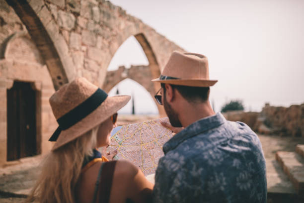 молодые туристы читают карту в старой средиземноморской каменной деревне - 2786 стоковые фото и изображения