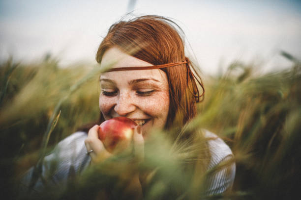 クローズアップのポートレート、若い女性 - women eating fruit food ストックフォトと画像