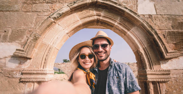 turistas sonrientes tomando autorretratos bajo monumento arco de piedra en europa - 2947 fotografías e imágenes de stock