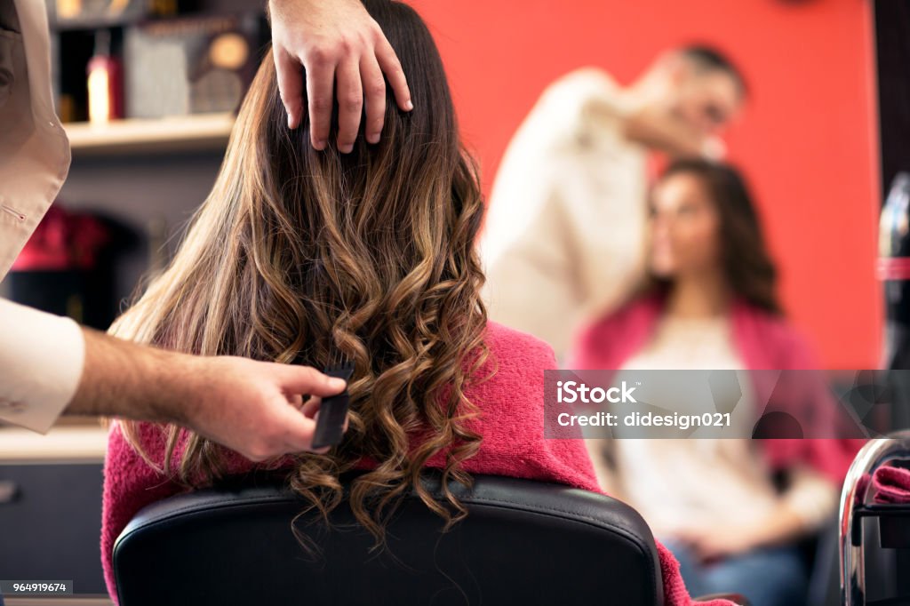 Mulher fazendo o cabelo no salão - Foto de stock de Salão de Cabeleireiro royalty-free