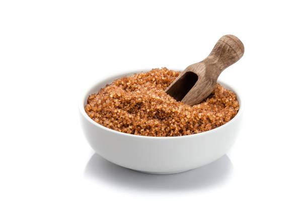 bio brauner zucker aus zuckerrohr - sugar kitchen utensil measuring spoon spoon stock-fotos und bilder