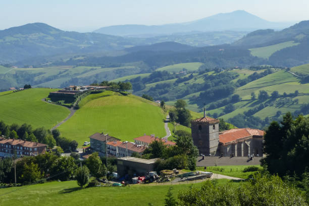 iglesia y los campos en los paisajes de la aldea vasca, gipuzkoa, de la afp. parque natural de pagoeta - country park fotografías e imágenes de stock