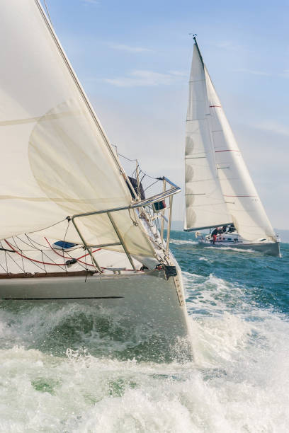 dos veleros, veleros o yates de carreras en el mar - sailboat race fotografías e imágenes de stock