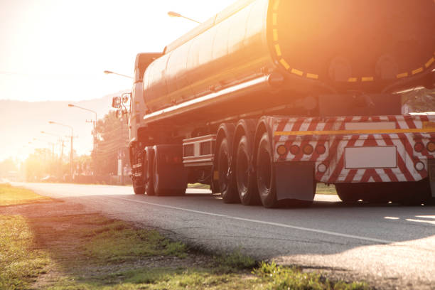 camiones de gas en carretera por concepto de transporte. - truck oil industry natural gas action fotografías e imágenes de stock