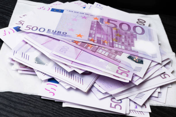 große menge an fünfhundert noten von eu-währung-hintergrund - currency euro symbol european union currency calculator stock-fotos und bilder