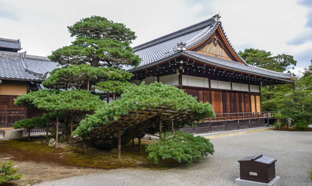 hojo house si trova a pochi passi dal padiglione d'oro di kyoto, giappone - kinkaku ji temple foto e immagini stock