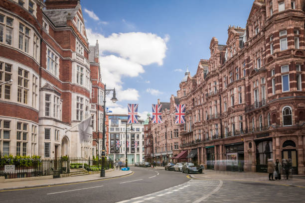 Mayfair shopping street, London Carlos Place and Mount Street, an upmarket shopping destination in central London Mayfair stock pictures, royalty-free photos & images