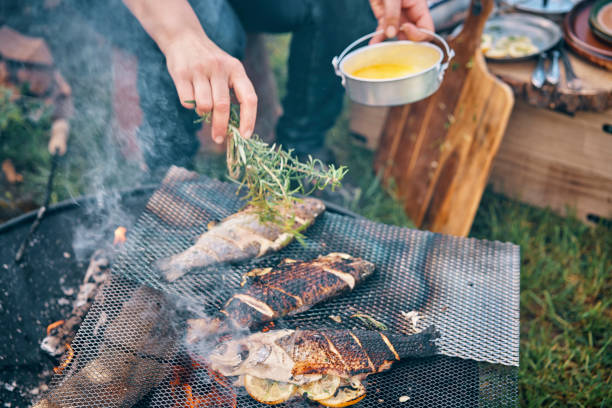 подготовка рыбы для приготовления пищи над открытым костром - prepared fish seafood barbecue grilled стоковые фото и изображения