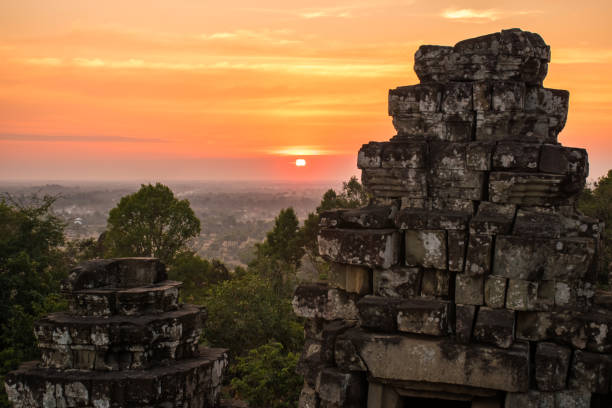 sonnenuntergang am phnom bakheng tempel, angkor wat, kambodscha. - cambodia traditional culture ancient angkor stock-fotos und bilder