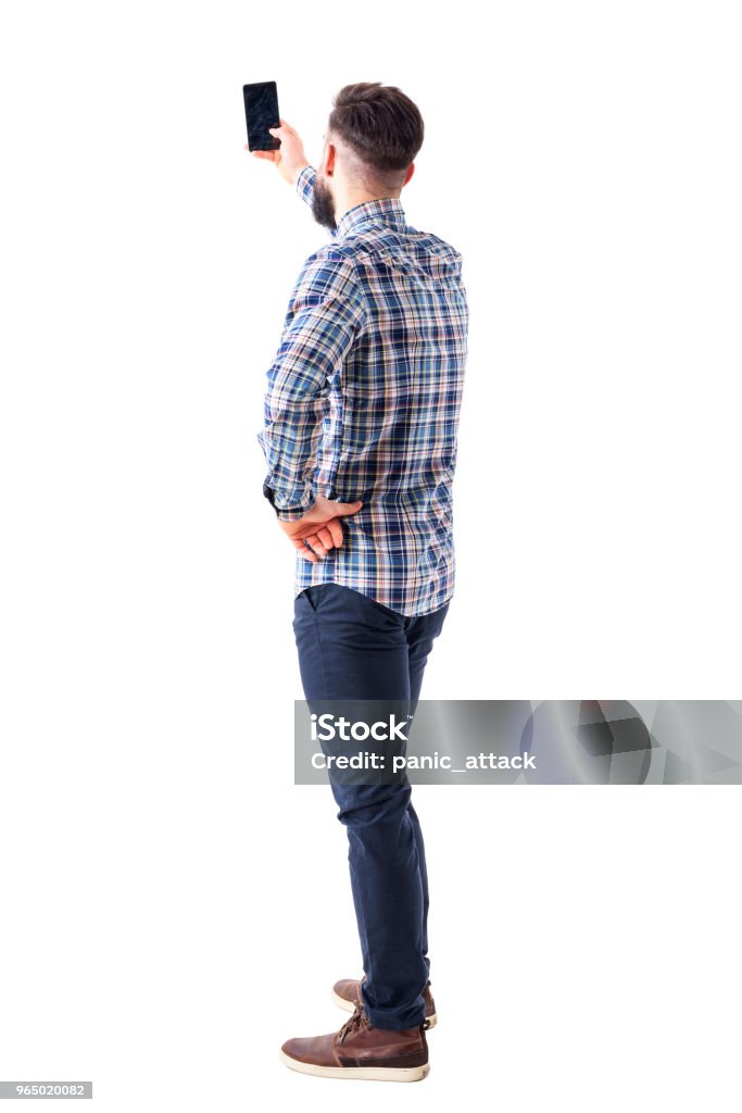 Vista do homem adulto tirando foto ou selfie com smartphone traseira - Foto de stock de Pessoas royalty-free
