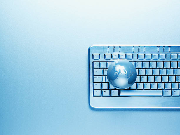 teclado de computador e globo - globe keyboard imagens e fotografias de stock