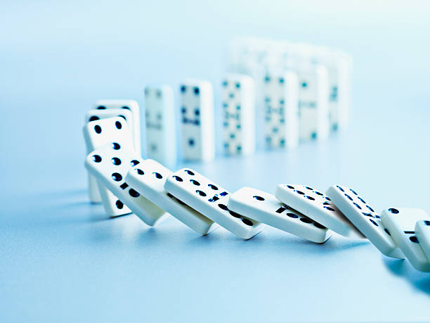 dominoes falling in a row - эффект домино стоковые фото и изображения