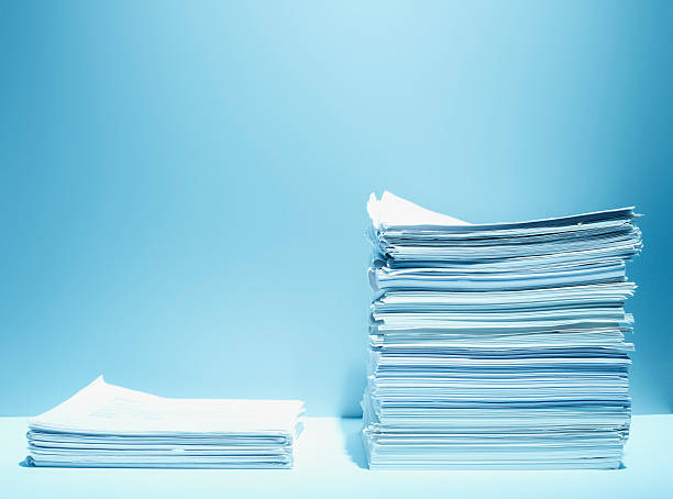 altura e curta pilhas de papel - stack paper document paperwork - fotografias e filmes do acervo