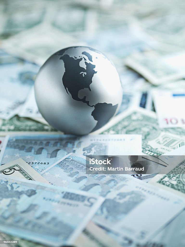 globe en métal sur un Billet de banque - Photo de Économie libre de droits