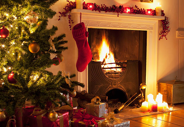 árbol de navidad y reponer cerca de la chimenea - medias de navidad fotografías e imágenes de stock