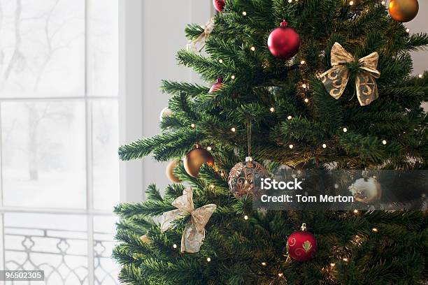Weihnachten Weihnachtsschmuck Auf Baum Stockfoto und mehr Bilder von Weihnachtsbaum - Weihnachtsbaum, Christbaumkugel, Schleife